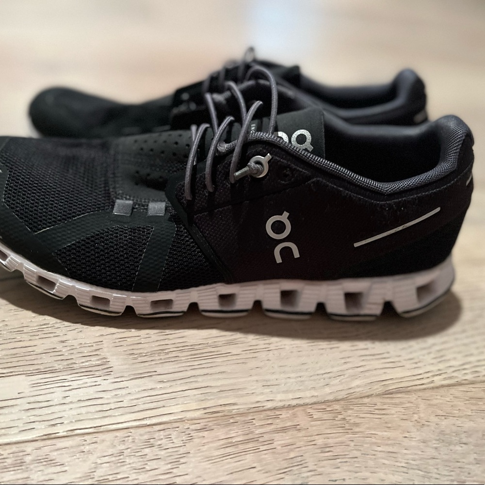 On Cloud- Size 8.5. Black